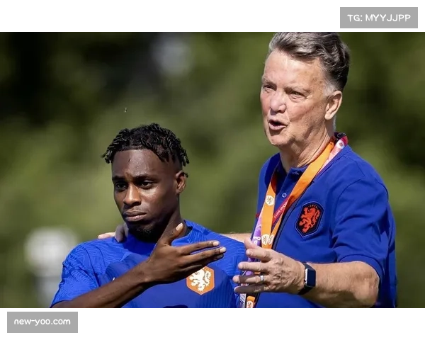 弗林蓬接受采访：谈在勒沃库森体系中扮演的“翼卫突击手”角色