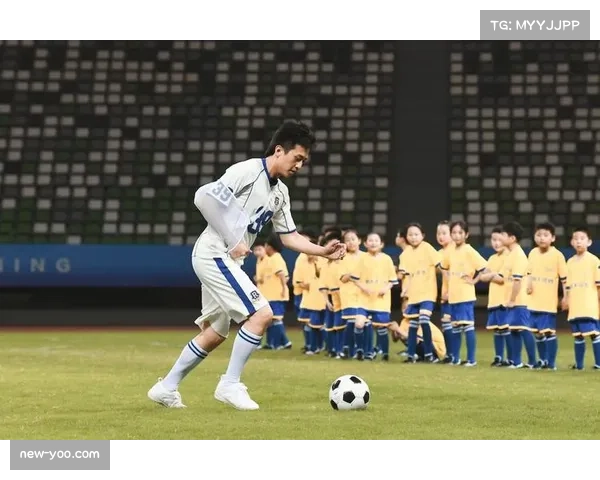 “奔跑吧，少年”公益项目启动，前国脚带领青少年进行趣味性足球跑动训练